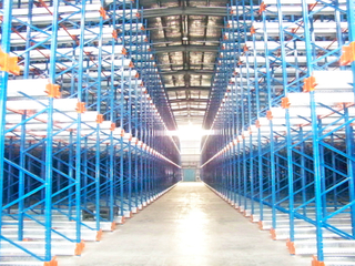 ไดรฟ์หนักผ่านไดรฟ์ในชั้นวางพาเลทวิทยุกระสวย 